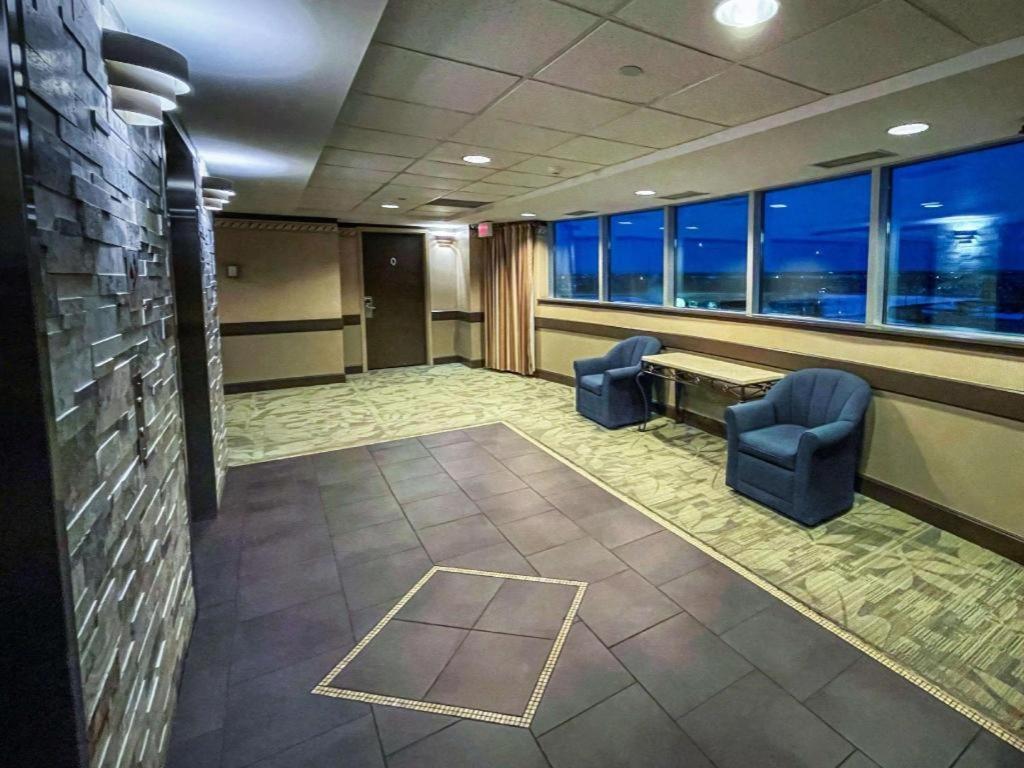 The Glenmore Inn & Convention Centre คาลการี ภายนอก รูปภาพ