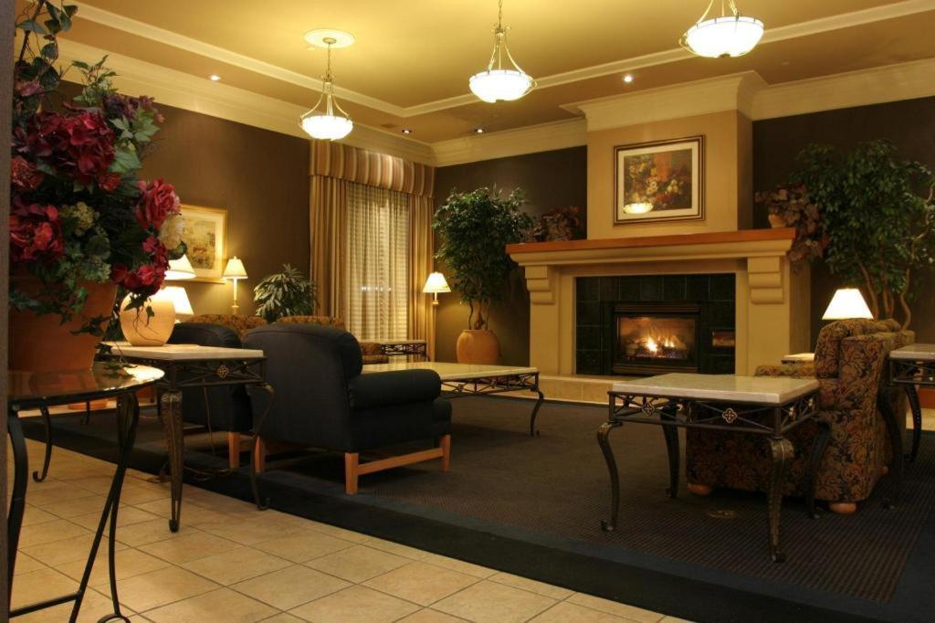 The Glenmore Inn & Convention Centre คาลการี ภายนอก รูปภาพ