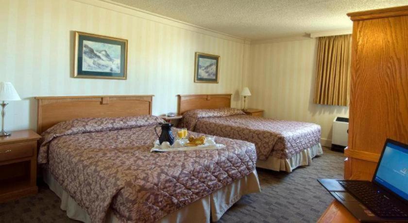 The Glenmore Inn & Convention Centre คาลการี ภายนอก รูปภาพ