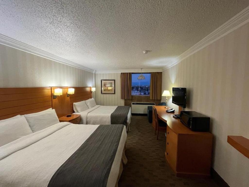 The Glenmore Inn & Convention Centre คาลการี ภายนอก รูปภาพ