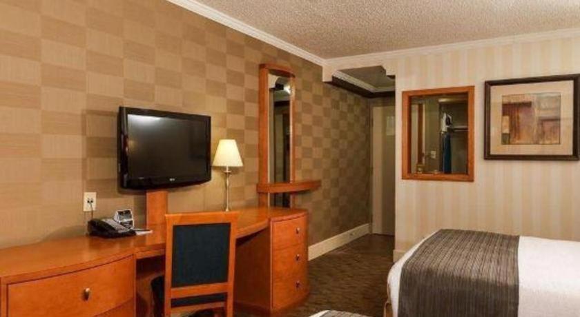 The Glenmore Inn & Convention Centre คาลการี ภายนอก รูปภาพ