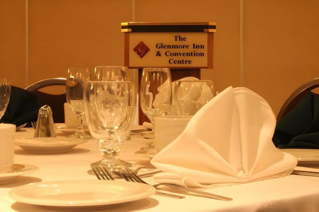 The Glenmore Inn & Convention Centre คาลการี ภายนอก รูปภาพ